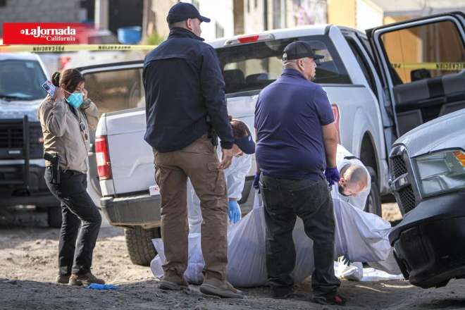 Hallan dos cuerpos dentro de auto en Tijuana 
