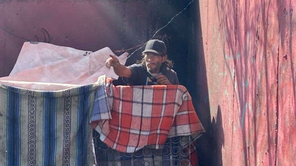 Hace casa de cobijas en la Carranza y dice ser dueño del terreno