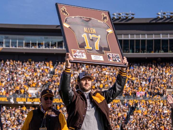 Wyomin retira el número de Josh Allen
