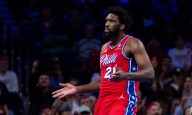 La NBA multa a Joel Embiid con $50,000 por gesto obsceno en juego contra Boston