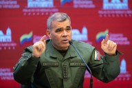 Vladimir Padrino López acusa a EE. UU. de amenaza militar y asegura que Venezuela responde “con la cara levantada”