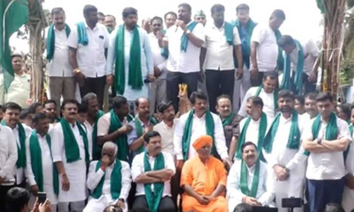 K'taka farmers intensify stir, demand Rs 3,500 for per quintal sugarcane