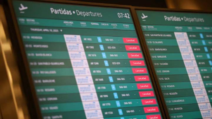 Controladores aéreos amenazan con medidas de fuerza para el próximo fin de semana largo