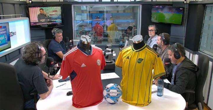 Los Tenores conversan con el DT de Colo Colo, Fernando Ortiz