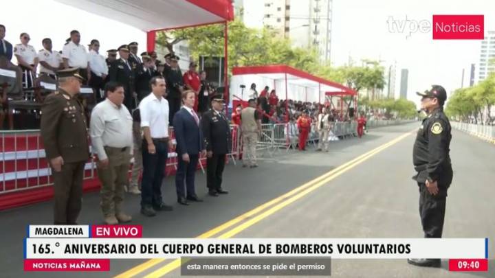 Presidente Jerí participa en desfile por 165.ª aniversario del Cuerpo General de Bomberos Voluntarios