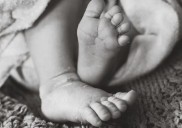 Bebé murió al caer en un balde con agua