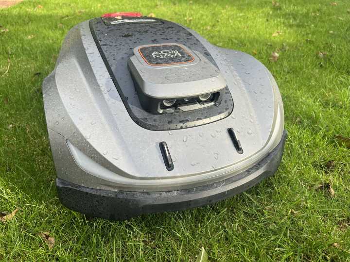 Robotic lawnmower uses AI to dodge cats, toys • The Register