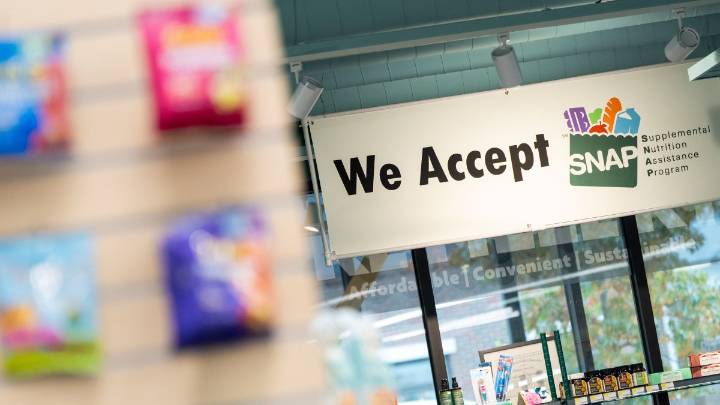 Estados se apresuran a enviar beneficios de SNAP a millones