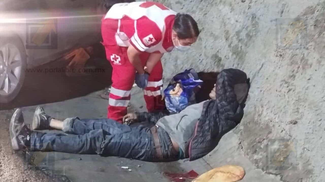 Hombre en condición de calle resulta atropellado en Periférico de la Juventud; conductor derrapó por asfalto mojado