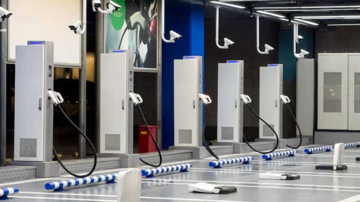 MinMinas firmó la resolución que estandariza las estaciones de carga para carros eléctricos en el país