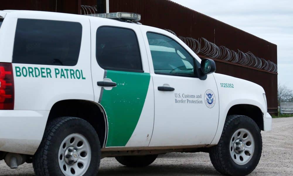 Buscan a hombre que presuntamente disparó contra agentes de inmigración en Chicago