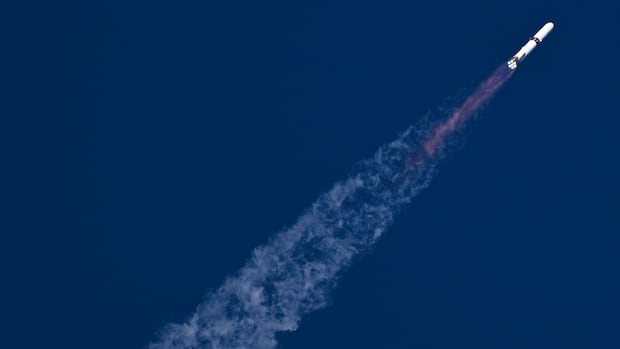 Blue Origin launches New Glenn rocket, with 2 Mars