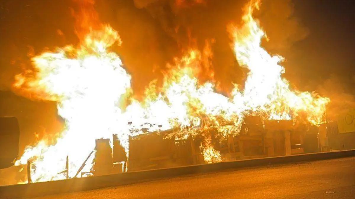 Fuego arrasa casas de madera en asentamiento irregular de Cañón del Padre
