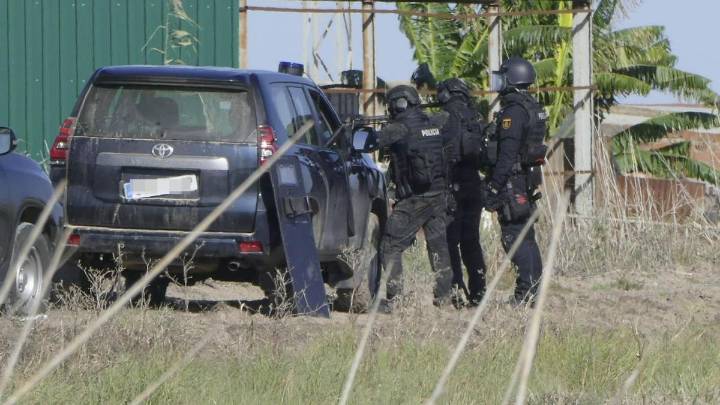 Continúa la búsqueda de los narcos que hirieron de bala a un agente en Isla Mayor