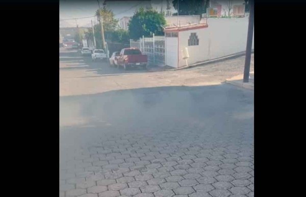 Video.- Humo de alcantarilla cubre calle en colonia Mirador