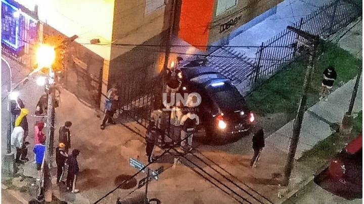 Escándalo en barrio Las Flores: chocó una torre, dejó la patente y se desató una "batalla campal"