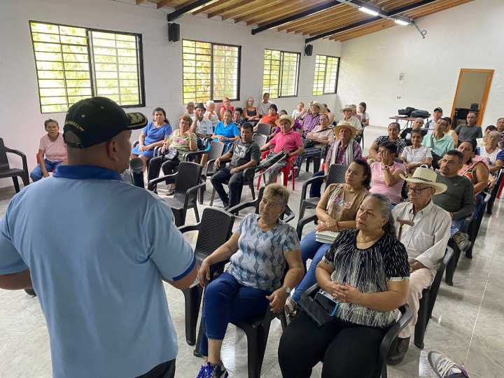 Plan de desarrollo social incluye mejoras en vivienda, educación y salud rural: Aniceto Giraldo