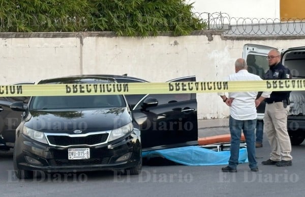 Sufre convulsiones al volante y pierde la vida afuera de un Oxxo