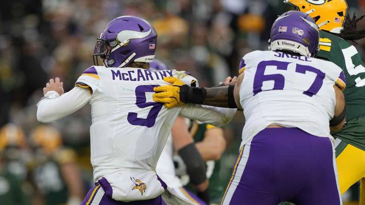 J.J. McCarthy’s bad day gets worse with 2 starting Vikings OL injuries