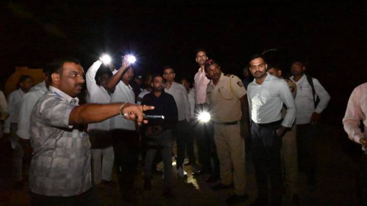 Central team visits Solapur village: What damages did they assess in mobile torch light? ask flood