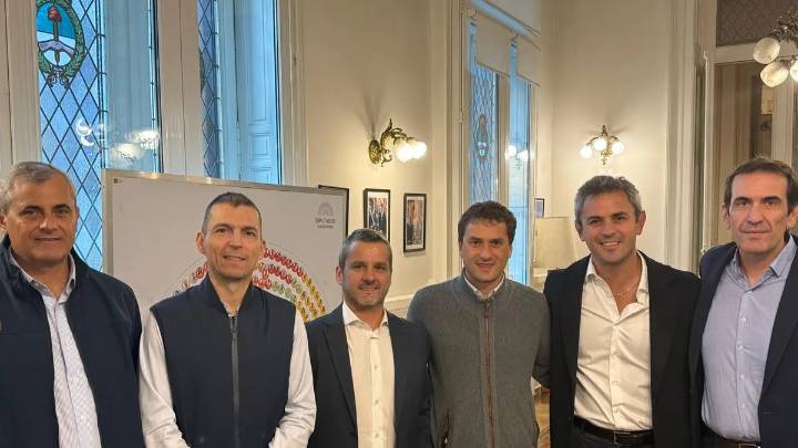 La Libertad Avanza sumó tres "radicales con peluca" y está a un paso de ser primera minoría en Diputados