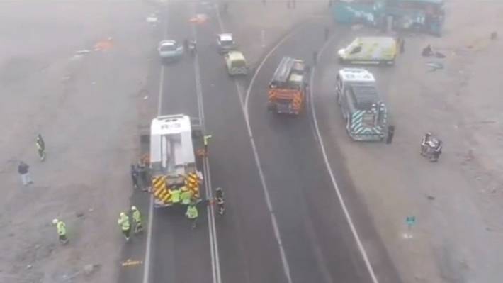 Choque de dos buses y un camión deja 6 fallecidos y varios heridos en Antofagasta: Hay interrupción de tránsito
