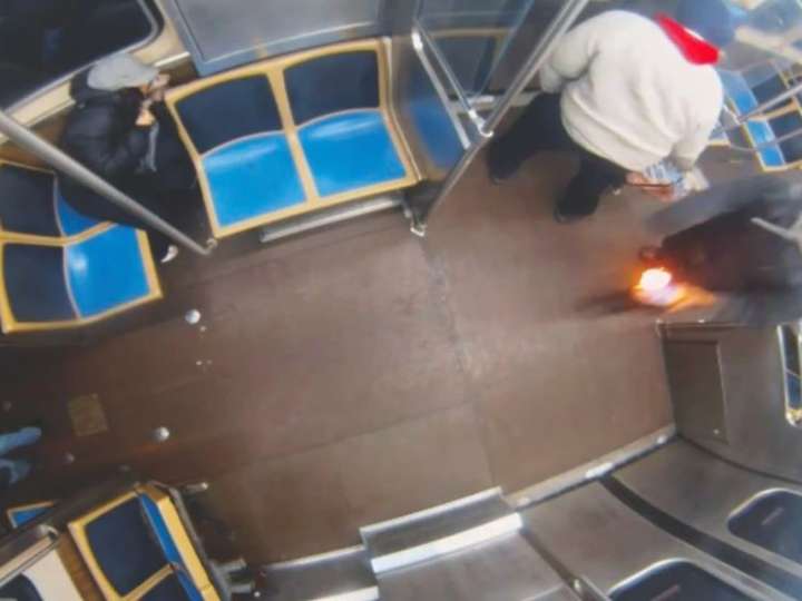 Horror en Chicago: un hombre que había sido arrestado 72 veces roció con gasolina y prendió fuego a una mujer en un tren
