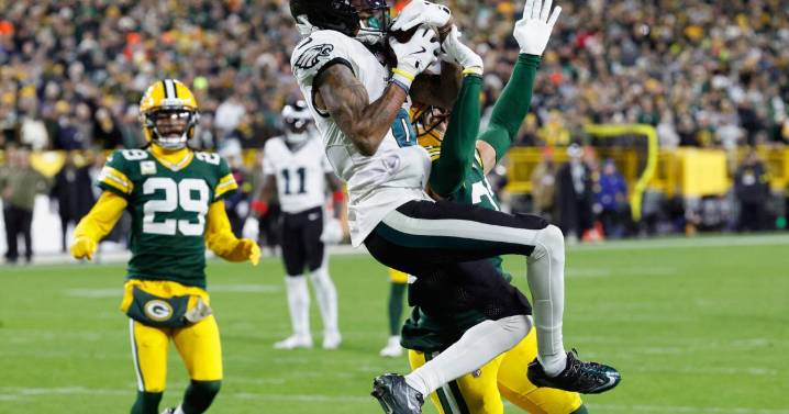 Smith's TD catch helps Eagles beat Packers 10
