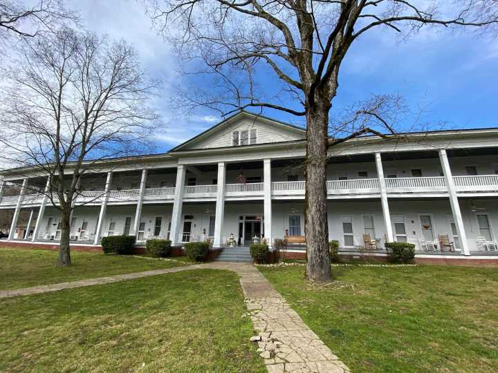 Un incendio destruyó al Donoho Hotel, un edificio histórico de más de cien años en Tennessee