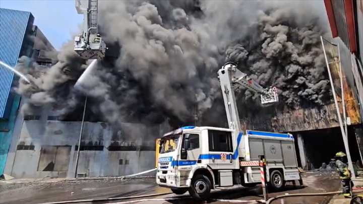Zofri en llamas: suspenden clases y cierran galpones tras grave incendio en Iquique