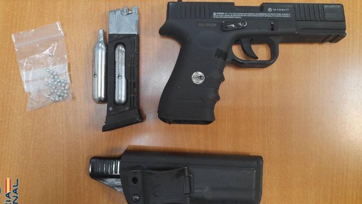 Dos detenidos tras robar y amenazar con una pistola de balines en un supermercado de Valladolid