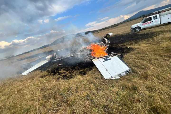 Avioneta cae en Villa Mendoza y deja cinco heridos en Michoacán