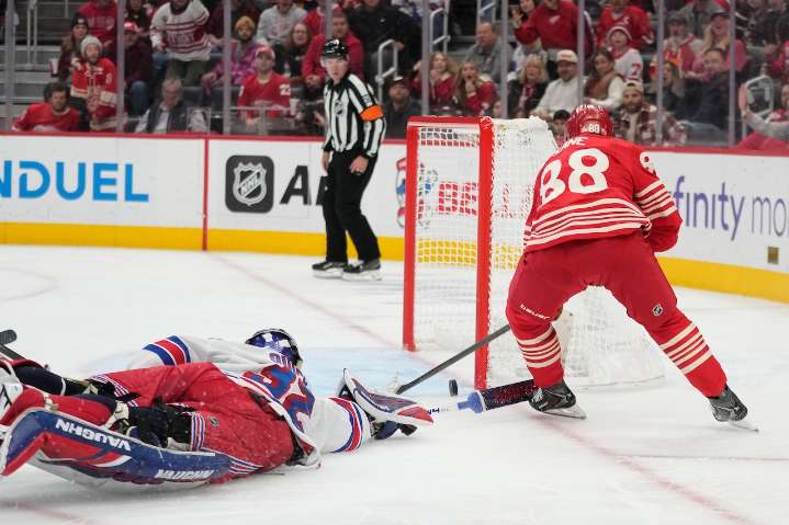 Red Wings homecoming spoiled by Rangers