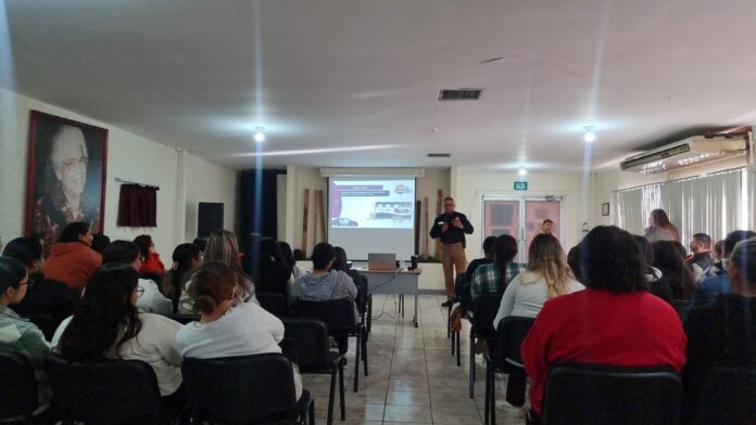 Estudiantes de Trabajo Social participan en mural y taller policial para prevenir la violencia