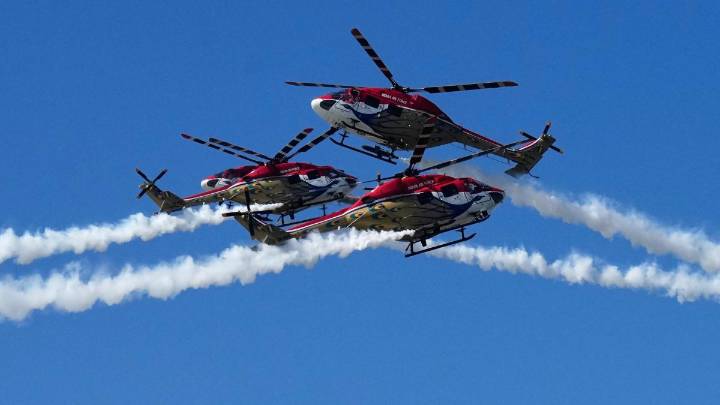 Acrobacias aéreas en India y esculturas de hielo en Madrid entre otras imágenes del día