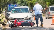 Fuerte accidente entre una motocicleta y un automóvil en La Banda dejó como saldo…