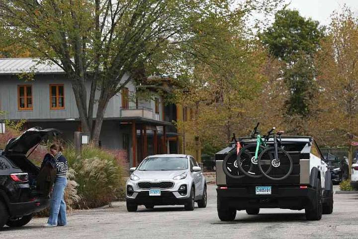 Tesla Cybertruck division chief resigns