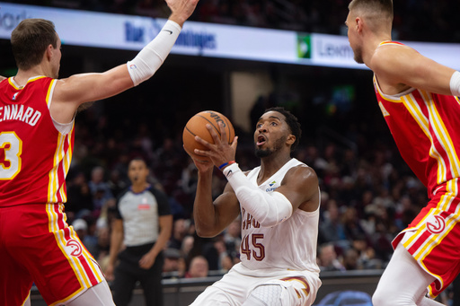 Mitchell anota 37 en la victoria de los Cavaliers 117-109 ante unos Hawks sin Young