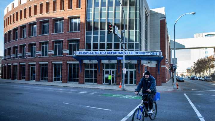 Consulting firm urges Louisville to replace crowded downtown jail