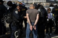 Arrestan a 24 personas mientras líderes religiosos protestan frente a una instalación del ICE en el área de Chicago