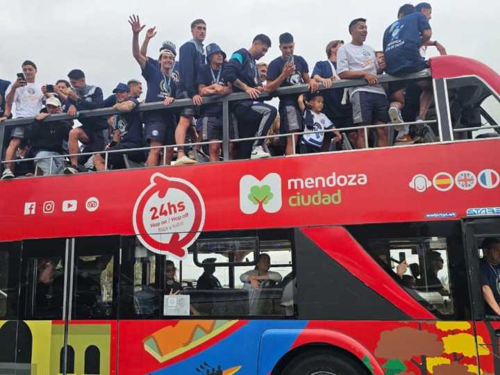 Locura en Mendoza: el multitudinario recibimiento a Independiente Rivadavia en las calles de la ciudad para festejar el título en la Copa Argentina 2025