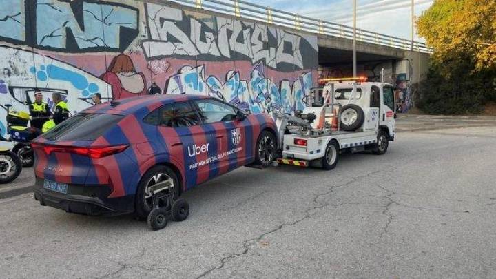 Élite Taxi publica una foto de un Uber blaugrana retirado por la grúa en Terrassa