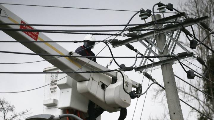Enel confirma corte de luz para cuatro comunas de la Región Metropolitana este domingo: Estas son las zonas afectadas