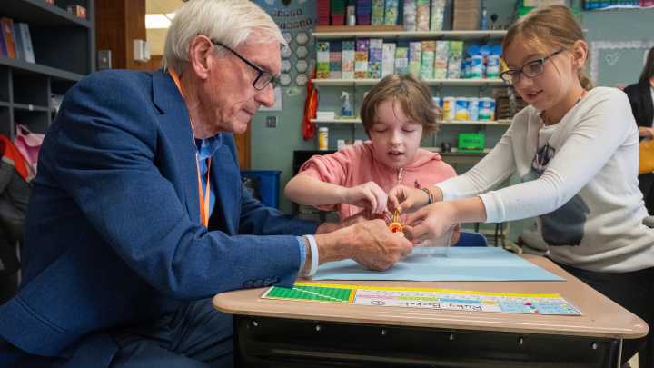 Gov. Tony Evers signs law banning cellphones in public…