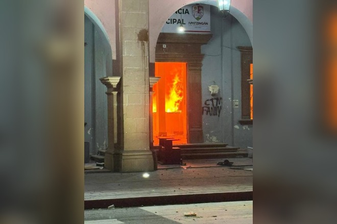 Incendian ayuntamiento de Apatzingán en protesta por asesinatos de Carlos Manzo y Bernardo Bravo