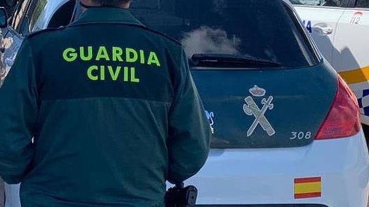 La Guardia Civil detiene a dos hombres por agredir sexualmente a una mujer por sumisión química en una playa de Málaga