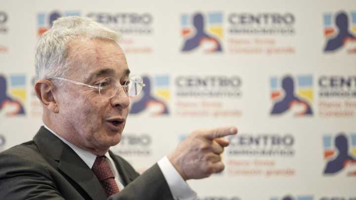 Propuesta de Álvaro Uribe para absolver a militares involucrados en la retoma del Palacio de Justicia agitó el debate