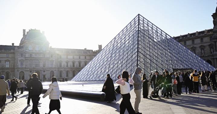 Tras robo refuerzan la seguridad en el Louvre