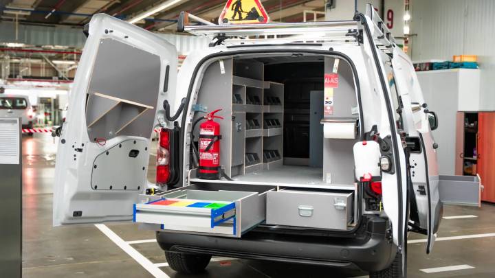 Stellantis CustomFit en Vigo: el lugar donde el cliente se hace su furgoneta 'a la carta'