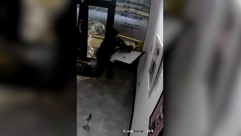 Un video recién publicado muestra a un ladrón robando la obra de Banksy “Girl with Balloon”